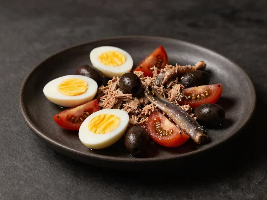 Salade niçoise au thon, œuf, olives noires et anchois
