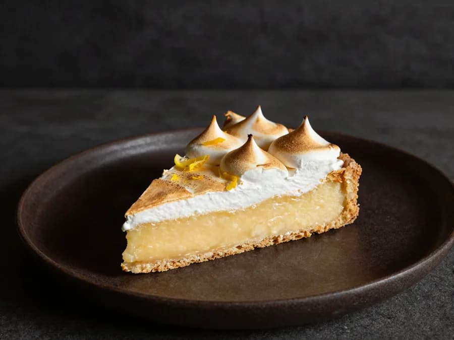 Part de tarte au citron meringuée dorée au chalumeau